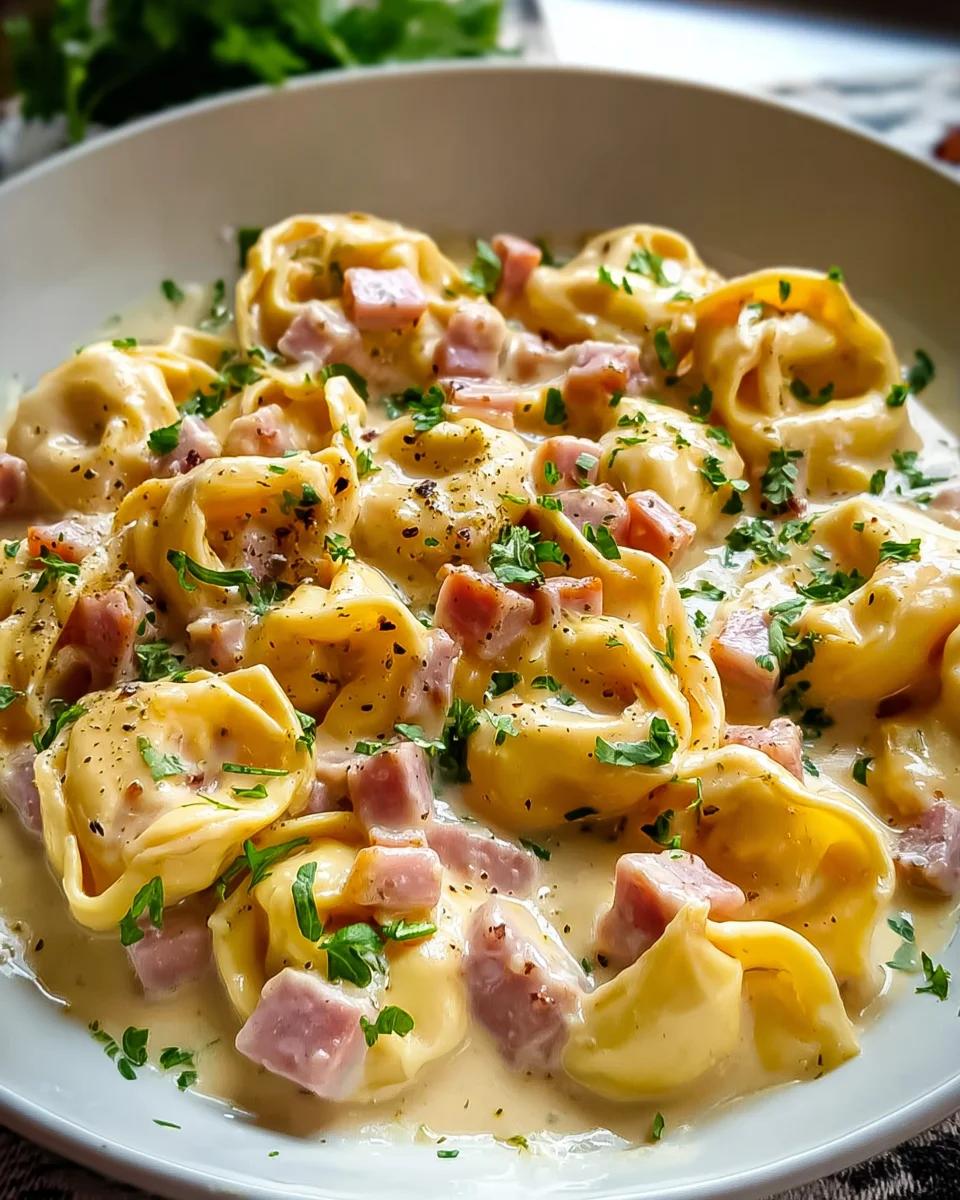 Cremige Tortellini mit Schinken und Käse